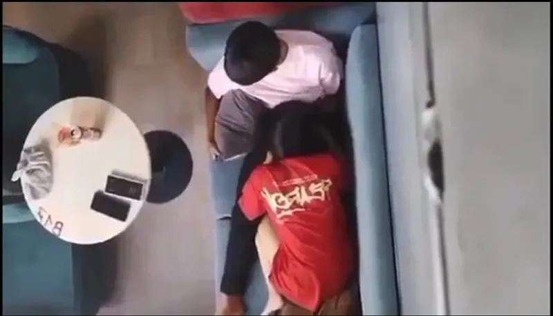 Quay lén bồ bú liếm cho người tình nơi công cộng