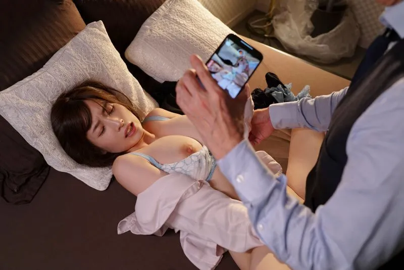 Tiền bối chuốc thuốc em thư ký bắt quan hệ cả đêm khi đi công chuyện xa