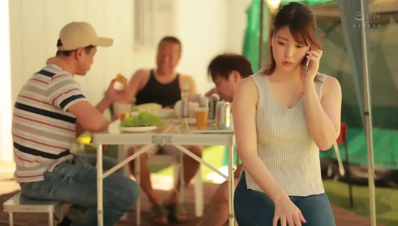 Anh xã khờ để cô vợ tham gia sự kiện cắm trại với mấy gã hàng xóm và cái kết