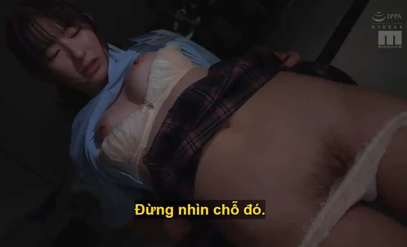 Người sếp đang lập mưu "làm tình" với cô nhân viên kiêu kỳ lười nhác, suốt ngày chỉ chăm chăm chat chit cùng bạn trai.